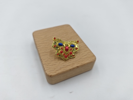 購入 Stylish and Durable Lapel Pin with Brilliant Golden Butterfly and Eye-Catching Gemstone オンライン製造